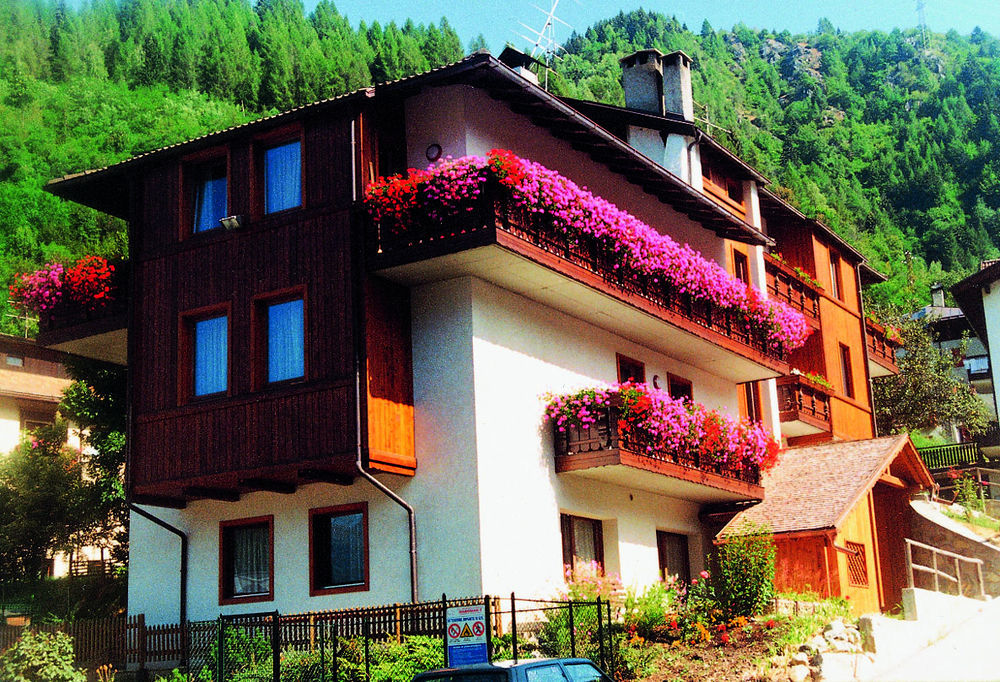 Residence Marisol Camere & Appartamenti - Mezzana Centre エクステリア 写真
